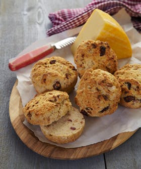https://imgix.familiejournal.dk/media/websites/familiejournalen-dot-dk/website/2013/august/uge-35/mad/35-scones-med-mysli-og-tranebaer-280.jpg