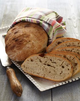 https://imgix.familiejournal.dk/media/websites/familiejournalen-dot-dk/website/2013/december/uge-49/mad/49-surdejsbroed-280.jpg