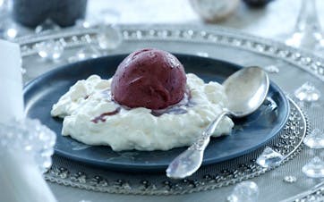 https://imgix.familiejournal.dk/media/websites/familiejournalen-dot-dk/website/2013/december/uge-49/mad/49-vaniljeris-med-kirsebaersorbet-362.jpg