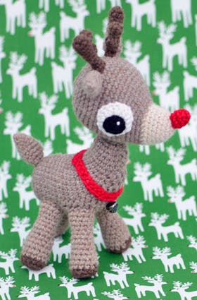 Hæklet julepynt: Rudolf med den røde tud 