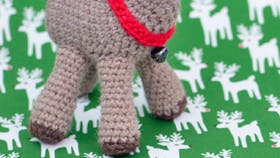 Hæklet julepynt: Rudolf med den røde tud