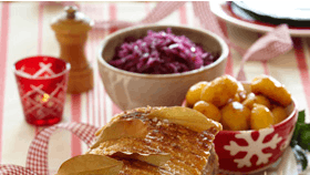 Stegt svinekam med tilbehør