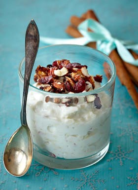 Yoghurt i glas med nødder på toppen