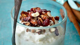 Yoghurt i glas med nødder på toppen