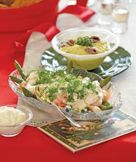 https://imgix.familiejournal.dk/media/websites/familiejournalen-dot-dk/website/2013/december/uge-51/mad/51-skaldyrssalat-og-karrysalat-280.jpg