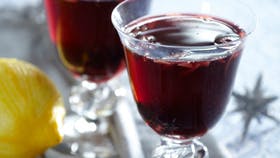Rød gløgg i glas