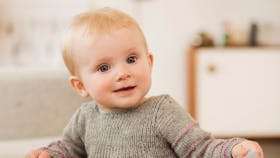 Blød strikkjole til baby