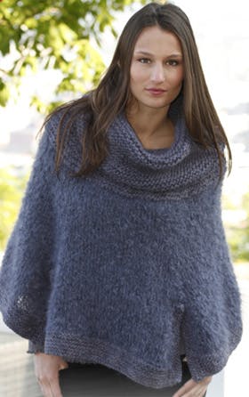 https://imgix.familiejournal.dk/media/websites/familiejournalen-dot-dk/website/2013/februar/uge-6/haand/g-strikket-poncho-280.jpg