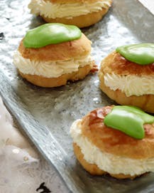Fastelavnsboller med remonce og farvet glasur