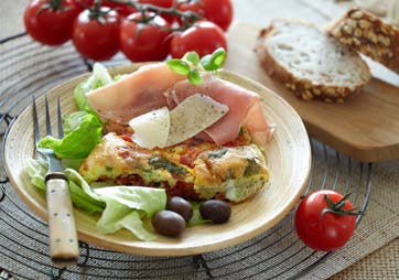 https://imgix.familiejournal.dk/media/websites/familiejournalen-dot-dk/website/2013/februar/uge-6/mad/06-frittata-med-tomater-og-loeg-362.jpg