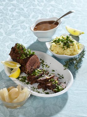 https://imgix.familiejournal.dk/media/websites/familiejournalen-dot-dk/website/2013/februar/uge-7/mad/07-grydesteg-med-gremolata-og-mos-280.jpg