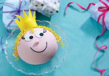 https://imgix.familiejournal.dk/media/websites/familiejournalen-dot-dk/website/2013/februar/uge-7/mad/07-prinsessekage-362.jpg
