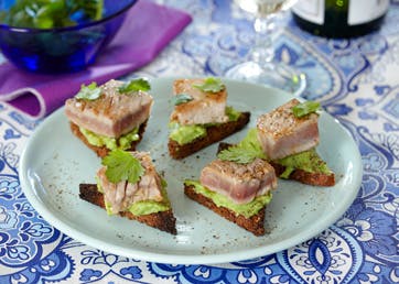 https://imgix.familiejournal.dk/media/websites/familiejournalen-dot-dk/website/2013/februar/uge-7/mad/07-raastegt-tun-med-avocado-362.jpg