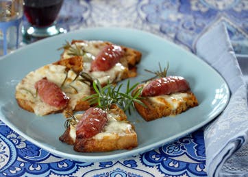 https://imgix.familiejournal.dk/media/websites/familiejournalen-dot-dk/website/2013/februar/uge-7/mad/07-salsiccia-med-mozzarella-paa-toast-362.jpg