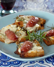 https://imgix.familiejournal.dk/media/websites/familiejournalen-dot-dk/website/2013/februar/uge-7/mad/07-salsiccia-med-mozzarella-paa-toast-362.jpg