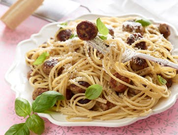 https://imgix.familiejournal.dk/media/websites/familiejournalen-dot-dk/website/2013/februar/uge-7/mad/07-spaghetti-ala-lady-og-vagabonden-362.jpg