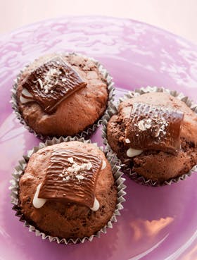 Chokolade-muffins med After Eight og mandelflager