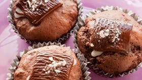 Chokolade-muffins med After Eight og mandelflager