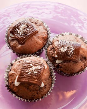 Chokolade-muffins med After Eight og mandelflager
