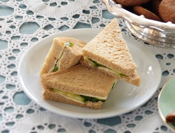 https://imgix.familiejournal.dk/media/websites/familiejournalen-dot-dk/website/2013/februar/uge-8/mad/08-engelske-agurkesandwich-362.jpg
