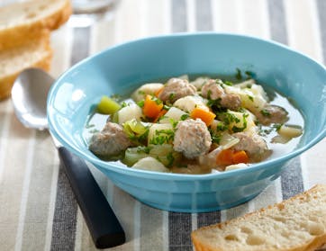 https://imgix.familiejournal.dk/media/websites/familiejournalen-dot-dk/website/2013/februar/uge-8/mad/08-hoensekoedssuppe-med-koed-og-melboller-362.jpg