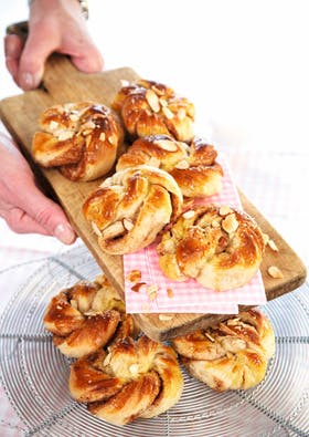 https://imgix.familiejournal.dk/media/websites/familiejournalen-dot-dk/website/2013/februar/uge-8/mad/08-kanelkringler-280.jpg