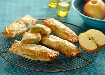 https://imgix.familiejournal.dk/media/websites/familiejournalen-dot-dk/website/2013/februar/uge-8/mad/08-nemme-aeblefisk-362.jpg