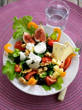https://imgix.familiejournal.dk/media/websites/familiejournalen-dot-dk/website/2013/februar/uge-8/mad/08-ostesalat-280.jpg