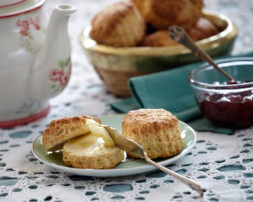 https://imgix.familiejournal.dk/media/websites/familiejournalen-dot-dk/website/2013/februar/uge-8/mad/08-scones-362.jpg