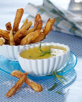 https://imgix.familiejournal.dk/media/websites/familiejournalen-dot-dk/website/2013/februar/uge-9/mad/09-bearnaise-og-fritter-280.jpg
