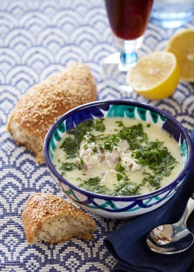 https://imgix.familiejournal.dk/media/websites/familiejournalen-dot-dk/website/2013/februar/uge-9/mad/09-kyllingesuppe-med-sesambroed-280.jpg