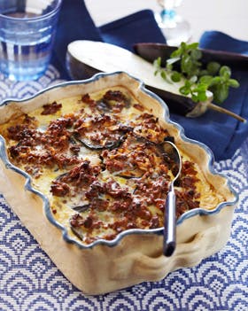 https://imgix.familiejournal.dk/media/websites/familiejournalen-dot-dk/website/2013/februar/uge-9/mad/09-moussaka-280.jpg