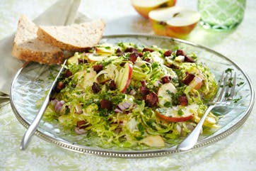 rosenkålssalat med æbler og bacon