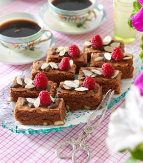 https://imgix.familiejournal.dk/media/websites/familiejournalen-dot-dk/website/2013/februar/uge-9/mad/09-skoenne-brownies-280.jpg
