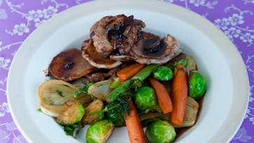 Svinemørbrad med rosenkål og fennikel