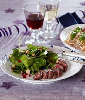 https://imgix.familiejournal.dk/media/websites/familiejournalen-dot-dk/website/2013/januar/uge-1/mad/01-krondyrmedaljoner-med-salat-og-ristede-noedder-280.jpg