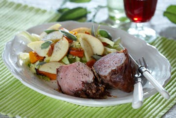 https://imgix.familiejournal.dk/media/websites/familiejournalen-dot-dk/website/2013/januar/uge-2/mad/02-barderet-moerbrad-med-graeskarsalat-362.jpg
