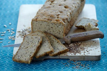 https://imgix.familiejournal.dk/media/websites/familiejournalen-dot-dk/website/2013/januar/uge-2/mad/02-frokostbroed-med-kerner-362.jpg