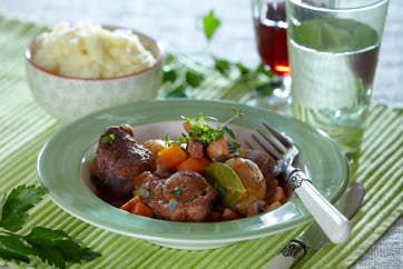https://imgix.familiejournal.dk/media/websites/familiejournalen-dot-dk/website/2013/januar/uge-2/mad/02-moerbrad-au-vin-362.jpg