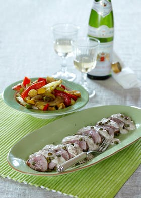 https://imgix.familiejournal.dk/media/websites/familiejournalen-dot-dk/website/2013/januar/uge-2/mad/02-moerbrad-tonnato-med-ratatouille-280.jpg