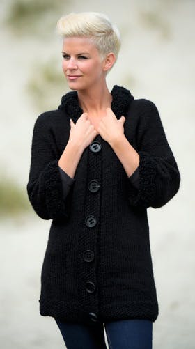 https://imgix.familiejournal.dk/media/websites/familiejournalen-dot-dk/website/2013/januar/uge-3/haand/03-jakke-med-bouclekanter-280.jpg