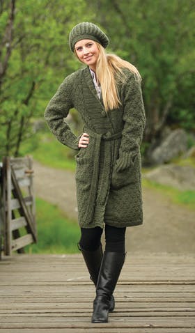 https://imgix.familiejournal.dk/media/websites/familiejournalen-dot-dk/website/2013/januar/uge-3/haand/03-strikfrakke-med-hue-280.jpg