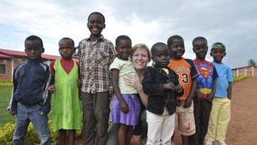 Line sammen med de forældreløse børn i Afrika