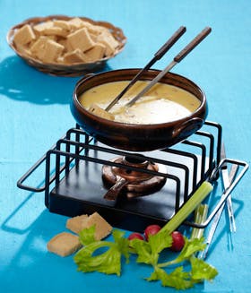 https://imgix.familiejournal.dk/media/websites/familiejournalen-dot-dk/website/2013/januar/uge-5/mad/05-ostefondue-280.jpg