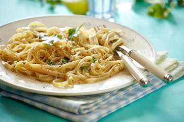 https://imgix.familiejournal.dk/media/websites/familiejournalen-dot-dk/website/2013/januar/uge-5/mad/05-pasta-med-ost-persille-og-peber-362.jpg