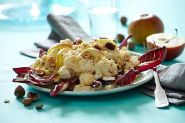 https://imgix.familiejournal.dk/media/websites/familiejournalen-dot-dk/website/2013/januar/uge-5/mad/05-radicchiosalat-med-stegt-blomkaal-362.jpg