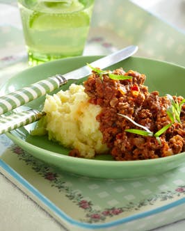 https://imgix.familiejournal.dk/media/websites/familiejournalen-dot-dk/website/2013/januar/uge-5/slank/05-millionboef-med-blomkaal-og-kartoffelmos-362.jpg