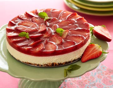 https://imgix.familiejournal.dk/media/websites/familiejournalen-dot-dk/website/2013/juli/uge-27/slank/27-jordbaercheesecake-362.jpg