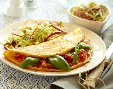 https://imgix.familiejournal.dk/media/websites/familiejournalen-dot-dk/website/2013/juli/uge-27/slank/27-omelet-med-savojkaal-362.jpg