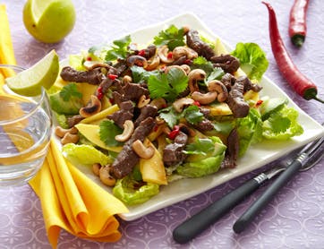 https://imgix.familiejournal.dk/media/websites/familiejournalen-dot-dk/website/2013/juli/uge-28/mad/28-asiatisk-salat-med-oksekoed-362.jpg